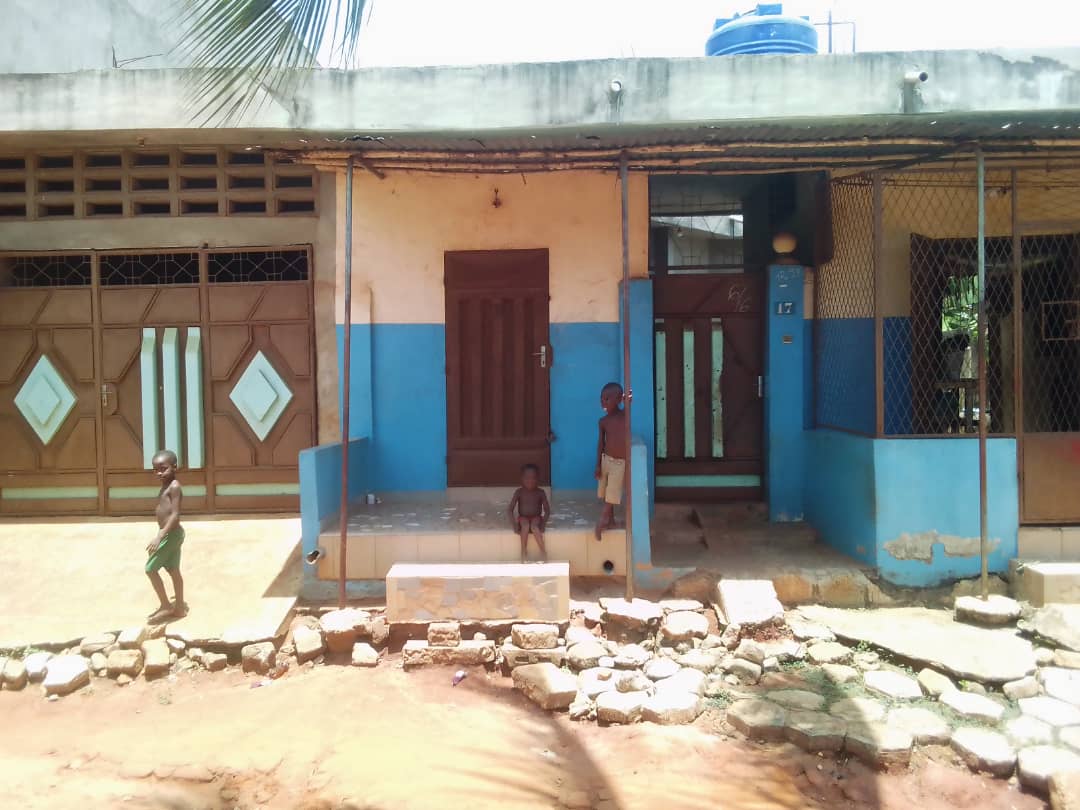 Porto-Novo , Maison personnelle de 6 chambres 1 salon, douche cuisine à vendre à DOWA sagbohan carrefour